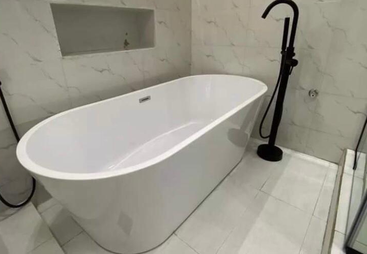 FREE STANDING ACRYLIC BATH TUB