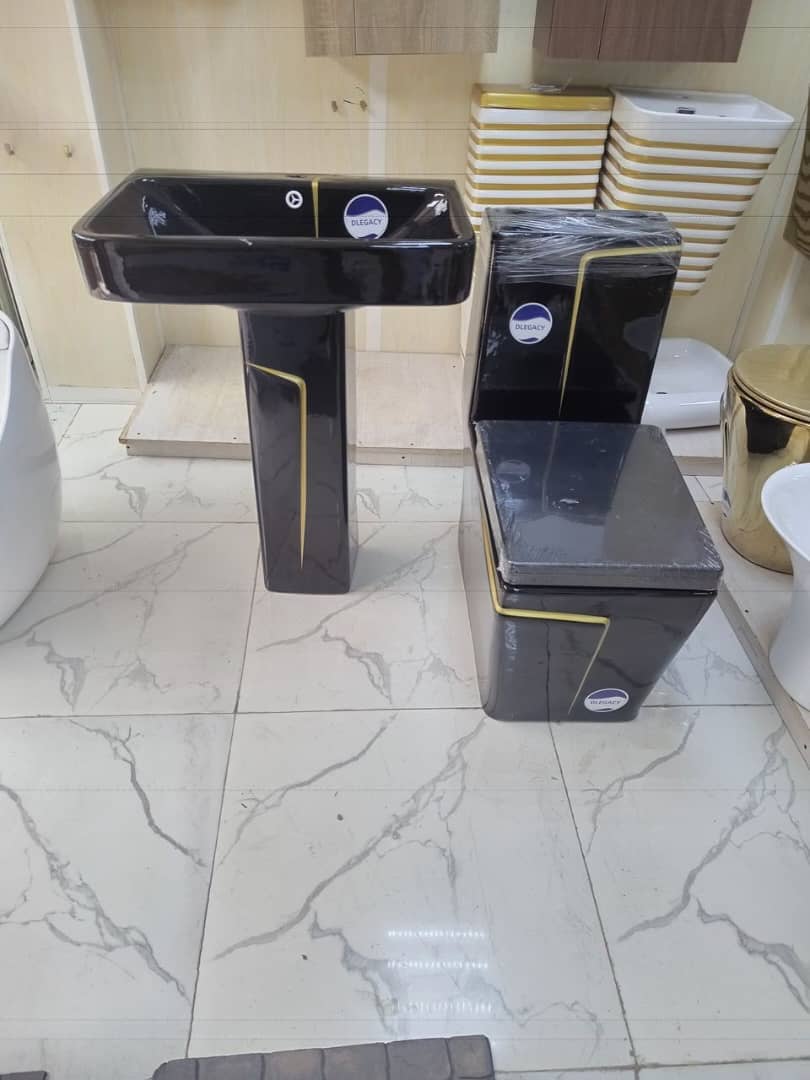 Luxury Black & Gold Ceramic One-Piece Water Closet and Pedestal Basin Set D-LegacyCategory: Plumbing & Plumbing & Sanitary Ware / Bathroom Suites